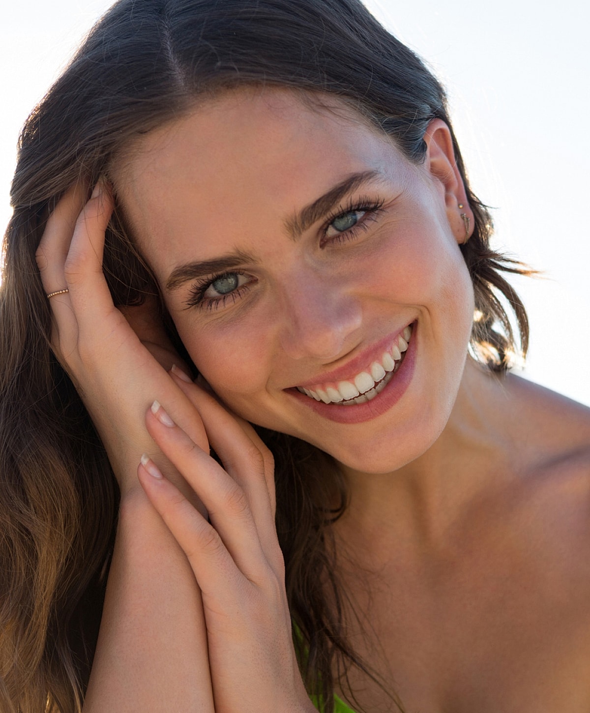 Woman with wavy hair and natural makeup.